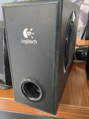 Logitech S-220 2.1 speaker system