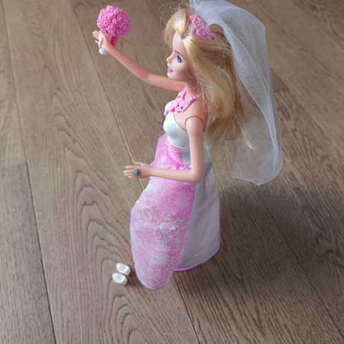 Barbie bride doll with bouquet and shoes like new
