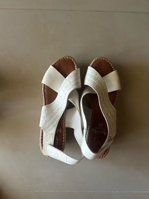 Marila Footwear white platform sandals like new, size 38