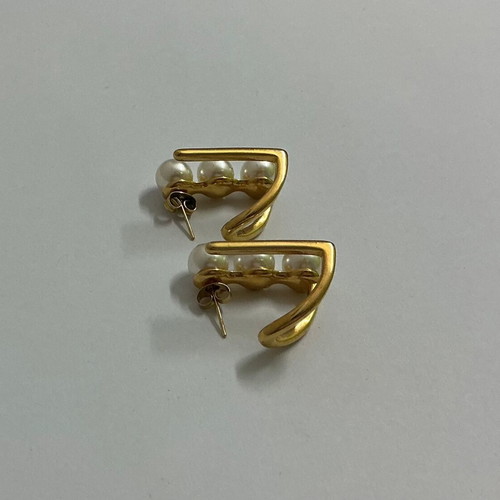 Ear cuffs in gold tone with pearls