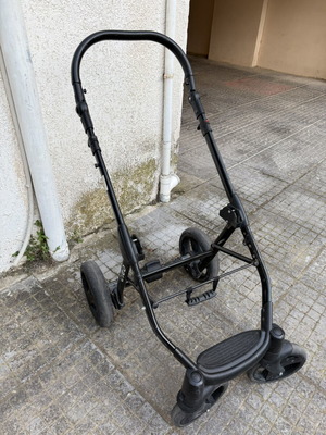 Σκελετός παιδικού καροτσιού με μεγάλες πίσω και περιστρεφόμενες μπροστινές ρόδες
