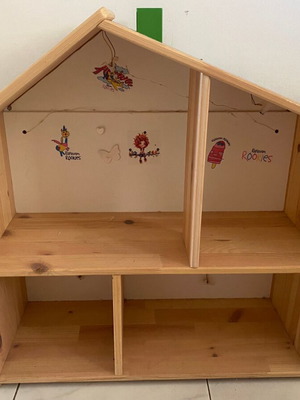IKEA Flisat κουκλόσπιτο και επιτοίχιο ράφι μεταχειρισμένα με LED φώτα