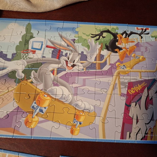 Looney Tunes 10 in 1 puzzle like new, 378 pieces