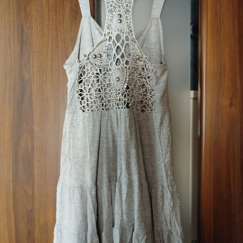 Dress with lace back and beads, like new, size M, grey