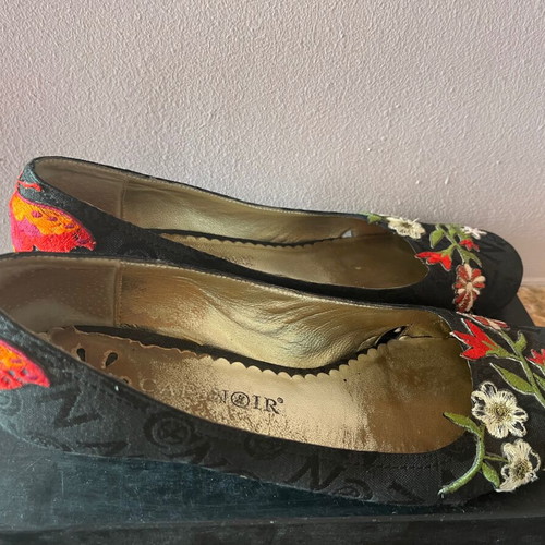 CafeNoir shoes used with embroidery and small 3cm heel, size 39, black and red