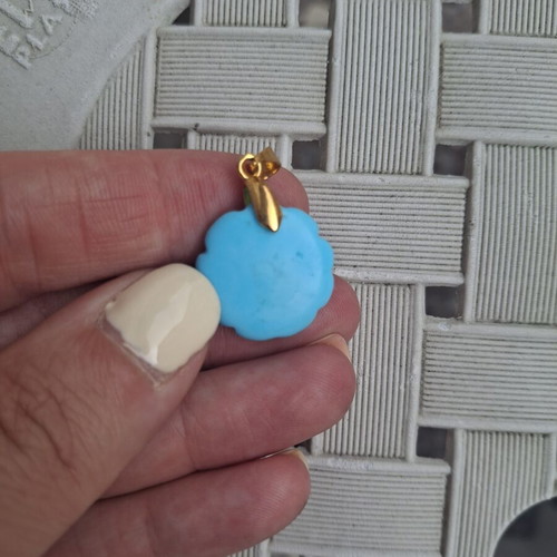Motif stone pendant like new