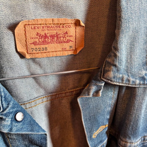 Denim jacket Levi’s women’s size medium like new, blue