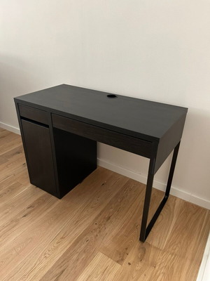 Γραφείο Micke IKEA σαν καινούργιο, μοντέρνος σχεδιασμός με αποθηκευτικό χώρο