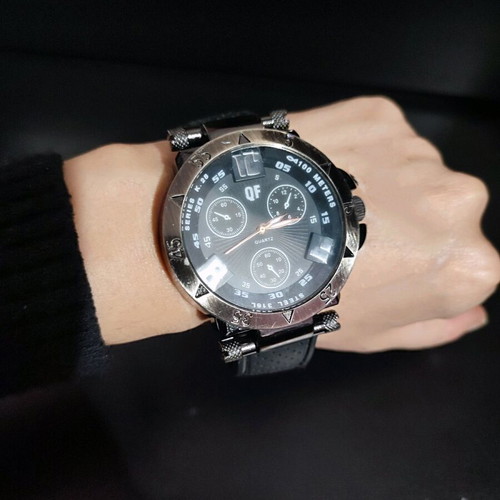 Men's sport watch used with black dial and silicone strap