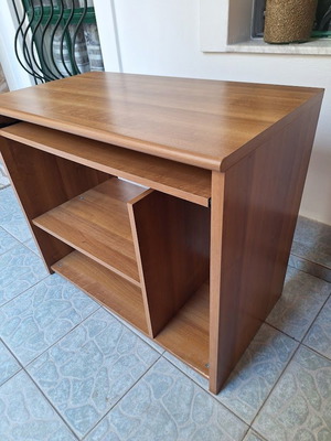 Small wooden computer desk like new, compact with shelves