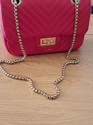 Red shoulder bag like new with gold chain strap