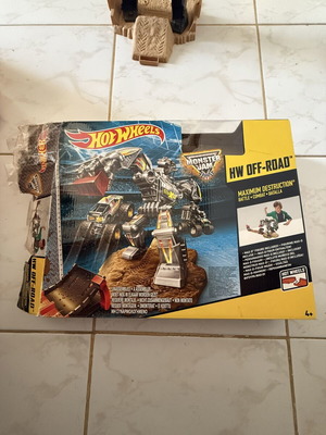 Hot Wheels Monster Jam HW Off-Road Maximum Destruction Battle set, complete