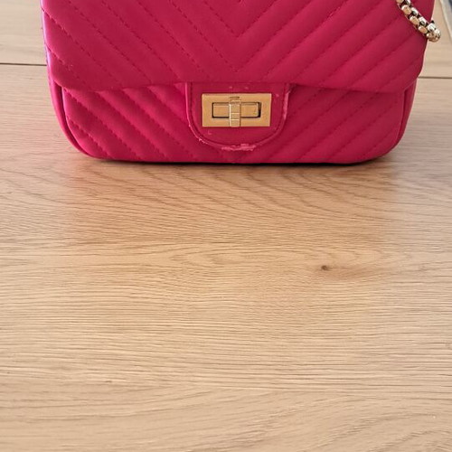 Red shoulder bag like new with gold chain strap