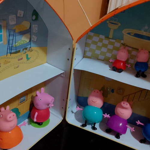 Peppa Pig metal playhouse suitcase with 8 character figures