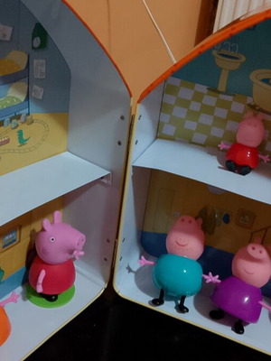 Peppa Pig metal playhouse suitcase with 8 character figures