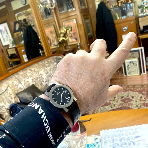 Titanium watch like new, black, 38mm with battery