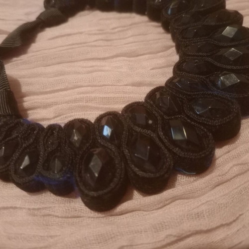 Choker necklace new, black knitted with stones