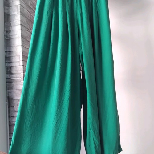 Lynne green wide crop pants like new, viscose fabric, sizes XS-S