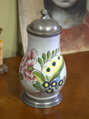 Αντικέ γερμανική κανάτα faience με καπάκι από κασσίτερο μεταχειρισμένη, 19ος αιώνας