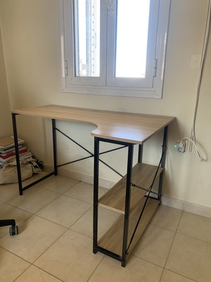 Γραφείο σαν καινούργιο, μοντέρνος σχεδιασμός με ράφια