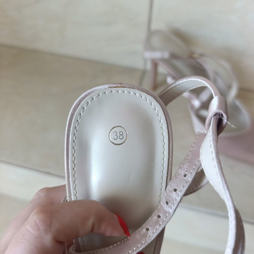 Pumps size 38 like new, beige