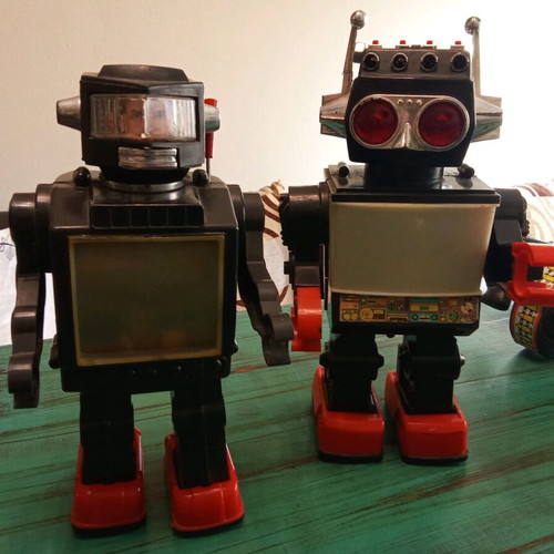 Plastic robots used, pack of 2, non-functional