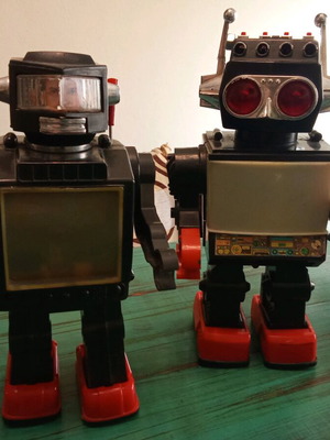 Plastic robots used, pack of 2, non-functional