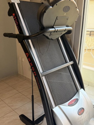 Axxon A700 Solid treadmill used, 2.5 HP motor, adjustable speed and incline