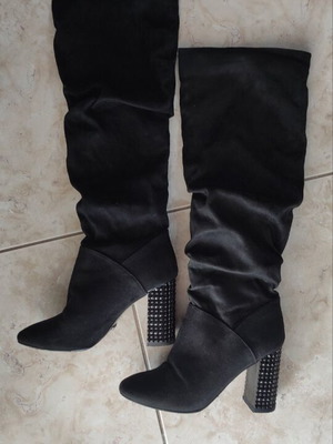 Primadonna suede boots like new size 38 with studs on heel