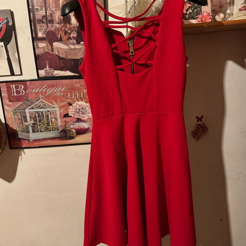Red dress with crisscross back like new, size M, owtwo