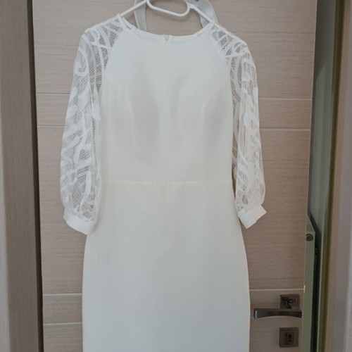 White elegant dress size 38 like new with transparent sleeves and belt