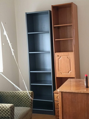 Μπλε ξύλινη βιβλιοθήκη σαν καινούργια