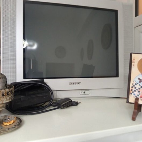 Sony Trinitron 21" KV-21FQ10E TV with wall mount, retro gaming