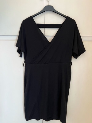 Black short-sleeve dress like new with back opening, size L