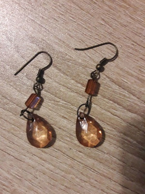 Σκουλαρίκια με πλαστικές χάντρες σαν καινούργια