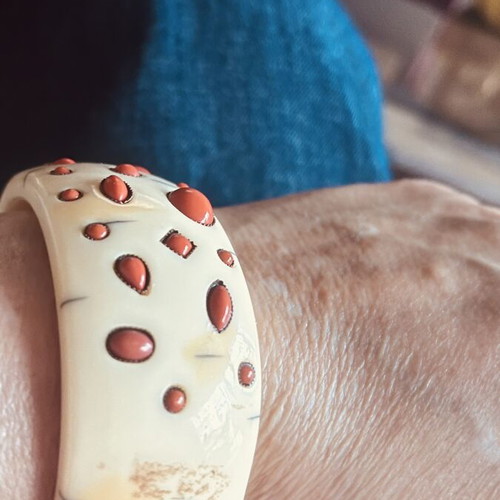 Vintage women's bakelite bracelet like new, beige and orange