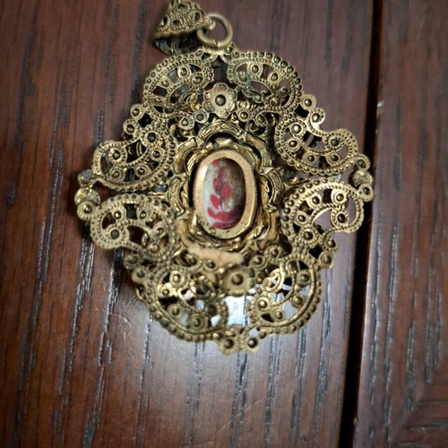 Vintage pendant used with red and white stone, gold design