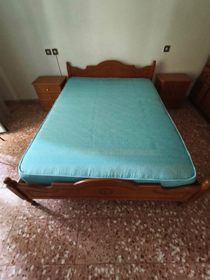 Ξύλινη κρεβατοκάμαρα με στρώμα και 2 κομοδίνα σαν καινούργιο