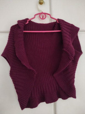 Italian knitted sleeveless cardigan used one size