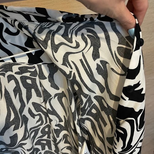 Bershka black and white blouse like new, size medium-large