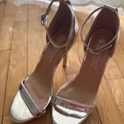 La Bottine Souriante silver sandals size 37 like new