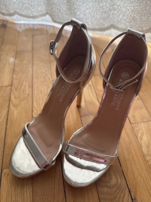 La Bottine Souriante silver sandals size 37 like new