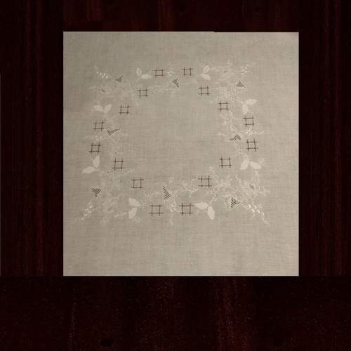 Embroidered square like new, dimensions 83x83