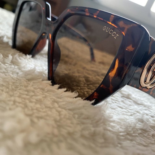 Gucci sunglasses like new, brown