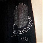  Μπλούζα μαύρη με παρτούς ώμους και στάμπα από στρας, που κάνει μπάσκα - Small