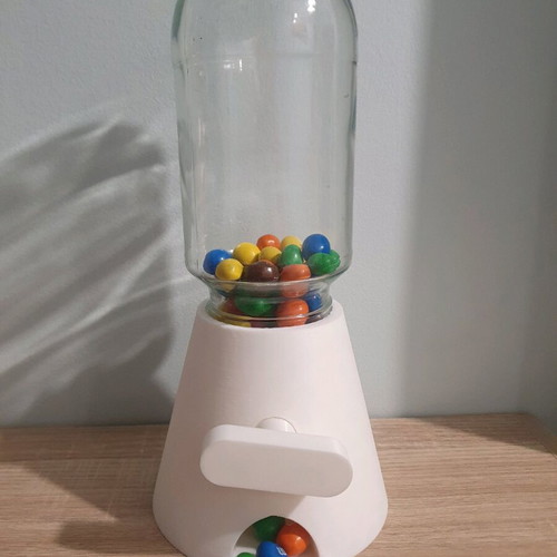 Candy machine new, functional candy dispenser without jar