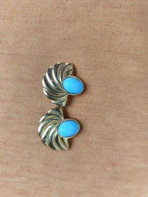 Vintage clip-on earrings like new, gold tone with turquoise stone