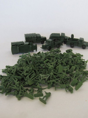 Vintage 1/72 military figures and vehicles, 125 pieces, used, 1980s
