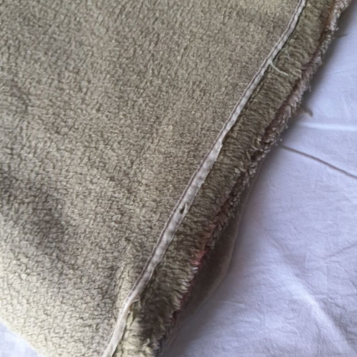 Single blanket used, green color