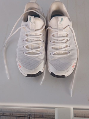 Nike Free Metcon 6 маратонки като нови, номер 37.5, бели